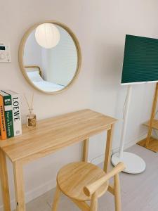 Hongdae, Gangnam, Seongsu, Subway Line 2, accommodation for 6 people, Seoul Venture Town Station