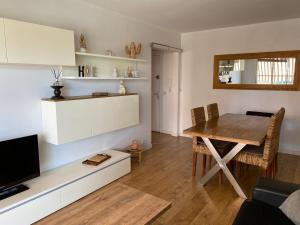 Appartement lumineux et climatisé, face au parc privé et à 10 mins de la plage