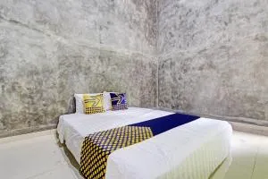 SPOT ON 93527 Agus Kostel Syariah - Jati