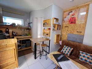 Sejours chez l'habitant Studio 10m2, terrasse 18m2 , parking, piscine et accueille les animaux : photos des chambres