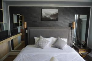 Modern Cozy Studio with Balcony