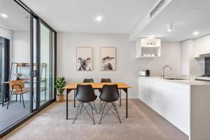 Mountain & Sunset Views with King Bed, Pool, Gym