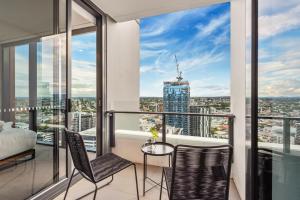 Mountain & Sunset Views with King Bed, Pool, Gym