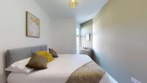 Riya Apartments - 3 Bedroom, 5 beds, 1 Bathroom, Fast Wifi, Sky Sports, Free Parking, 20 PERCENT OFF LONG STAY -See our site for assurance - Westoe