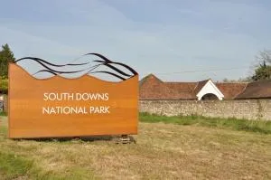 Chillout!! Sussex Flint Cottage- HotTub - Goodwood - 东迪恩