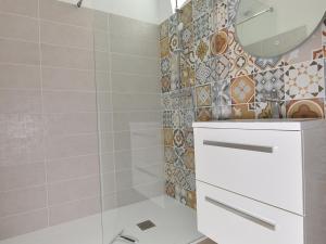 Maison plain-pied avec parking privatif et climatisation - FR-1-706-34