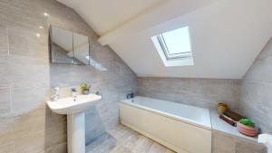 Riya Apartments - 3 Bedroom, 5 beds, 1 Bathroom, Fast Wifi, Sky Sports, Free Parking, 20 PERCENT OFF LONG STAY - PERFECT FOR CONTRACTORS