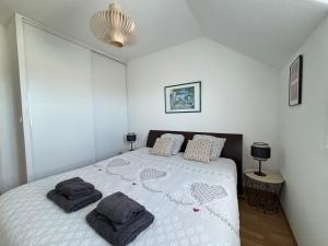 Appartements L'air marin Apt avec belle terrasse vue degagee sejour lumineux 10 mn a pied mer et centre Port en Bessin, tous commerces et restaurants, proche Bayeux et Omaha Beach : photos des chambres
