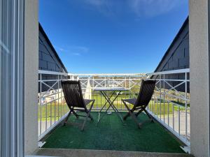 Appartements L'air marin Apt avec belle terrasse vue degagee sejour lumineux 10 mn a pied mer et centre Port en Bessin, tous commerces et restaurants, proche Bayeux et Omaha Beach : photos des chambres