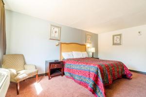 1 King Bed & 1 Full Bed room in Castle Inn & Suites Chickasha
