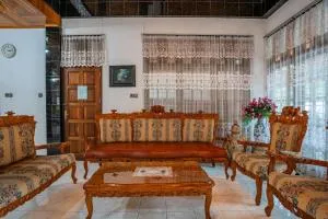 OYO 93706 Penginapan Syariah Hj. Kenan - Bukittinggi