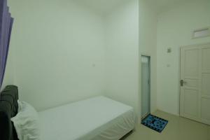 Hotel O Qq Kost Near Pantai Kebesaran Beach