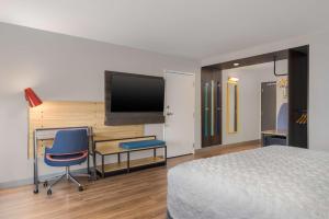 King Room with Bath Tub - Mobility Access room in Tru by Hilton Oshkosh