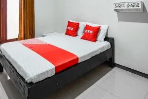 OYO 93869 Regina Homestay Syariah - Siwalapkerto