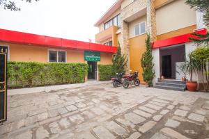 OYO 817 Hotel Garden Flower