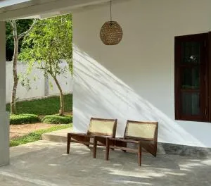 Cozy Tiny House with Jungle Views - Andugoda