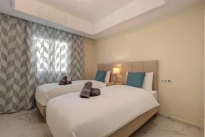 Amazing frontline beach apartment with sea and mountain views