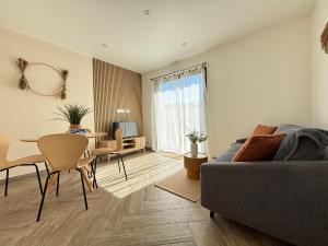 Appartements Champ de ble Apt neuf independant plain pied dans maison contemporaine decoration soignee tout confort terrasse amenagee, grand terrain parking prive a 15 mn de Caen et 10 mn deBayeux proche plages du debarquement : photos des chambres