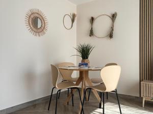 Appartements Champ de ble Apt neuf independant plain pied dans maison contemporaine decoration soignee tout confort terrasse amenagee, grand terrain parking prive a 15 mn de Caen et 10 mn deBayeux proche plages du debarquement : photos des chambres