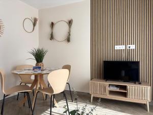 Appartements Champ de ble Apt neuf independant plain pied dans maison contemporaine decoration soignee tout confort terrasse amenagee, grand terrain parking prive a 15 mn de Caen et 10 mn deBayeux proche plages du debarquement : Appartement 1 Chambre