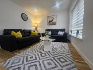 Langley Apartment City Centre SECURE parking 2 min walk, PUBLIC transport 1 min walk, GREAT LOCATION quiet side street 2 bedroom, 2 bathroom - Inverness