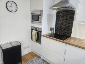 LANGLEY APARTMENT free parking outside between 6 pm and 8 am Secure parking 2 min walk Ideal for TRADES AND TOURISTS WANTING GREAT LOCATION