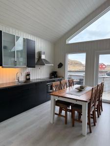 Modern Seaview Rorbu, Ideal for Exploring Lofoten - Odinbua
