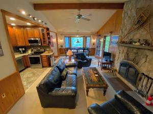 FC9 Renovated Bretton Woods slopeside condo with 2 living rooms foosball air hockey