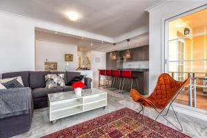 3 bed duplex by Puerto Banus, Marbella, 3 pools, Sea views