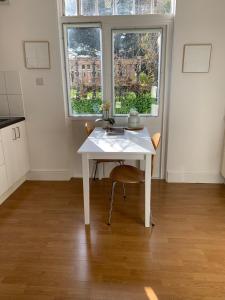 Spacious comfortable flat with free parking in East Finchley, Muswell Hill & close to Alexandra Palace