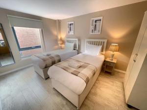 2BR City Centre Apt - Balcony - Sleeps 6