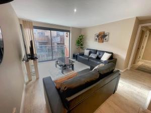 2BR City Centre Apt - Balcony - Sleeps 6