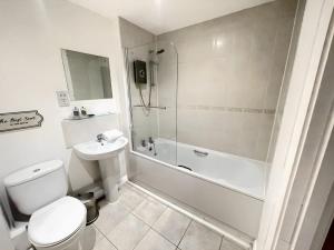 2BR City Centre Apt - Balcony - Sleeps 6