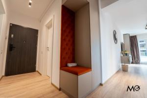 MoHost Wood - Bright Retreat with Private Balcony