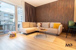 MoHost Wood - Bright Retreat with Private Balcony