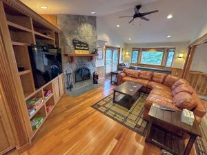 FC43 Renovated cozy spacious cottage with AC air hockey wifi close to ski trails