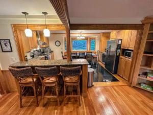FC43 Renovated cozy spacious cottage with AC air hockey wifi close to ski trails