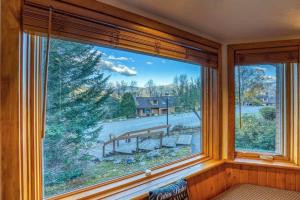 FC43 Renovated cozy spacious cottage with AC air hockey wifi close to ski trails