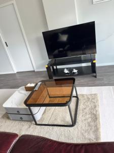 Brand new Lakeside cozy two queen rooms