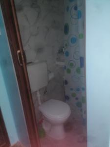 La doi pași de Biserica Neagră