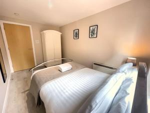 City Centre 2BR Apartment, Free Parking!