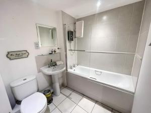 City Centre 2BR Apartment, Free Parking!