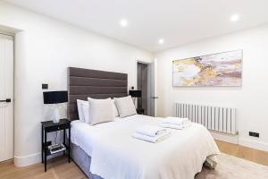 Elegant South Kensington Retreat with Outdoor Spaces