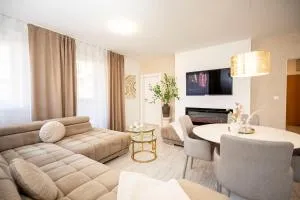 ALURE RESIDENCES 13 & 24h self check-in, fireplace,private parking in front of the apartment building included, new building, green area with meadows and forests - 克拉利基