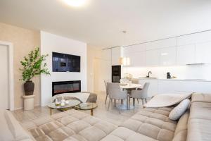 ALURE RESIDENCES 13 & 24h self check-in, fireplace,private parking in front of the apartment building included, new building, green area with meadows and forests