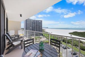 Stylish beachfront condo with pool and ocean views - Ubytování bez kategorie ve městě Marco Island