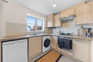 Spacious 3BR Leicester Home, Sleeps 8, Free Parking, Fast WiFi, Long Stay & Contractors Welcome