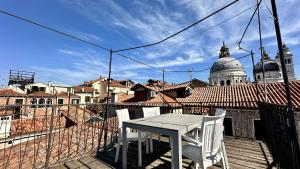 Traghetto - Two-Bedroom Apartment with Terrace room in City Apartments Salute-Accademia