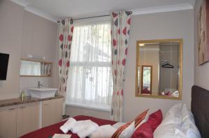 Compact Double Room En-suite with shower room in Hotel Peppers