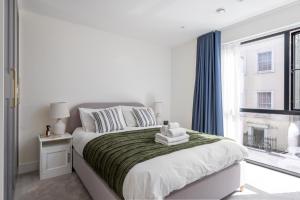 2 Bedroom Serviced Apartment, Chelsea & Fulham, Winter Balcony, Luxury high spec finish